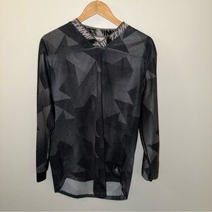 Men’s Geometric Black and Gray Long Sleeve Jersey Top